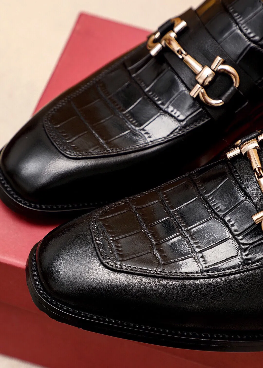 Men's shoes 💰460 💐 Product trademark: Ferragamo "Ferragamo" casual leather shoes Regular size: 38-44 (45.46.47🉑️Customized) Product materials: Selected imported first-layer calfskin embossed upper + luxury hardware buckle, imported water-dyed cow leather lining. Strong three-dimensional visual effect, original outsole color: 2 colors available